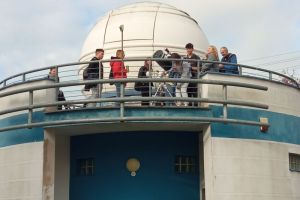 Uczniowie obserwujący zjawisko zaćmienia Słońca w Astrobazie, w Jabłonowie Pomorskim