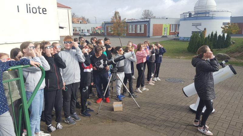 Uczniowie ze Szkoły Podstawowej w Gostycynie obserwują zaćmienie Słońca 25 października 2022 roku
